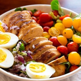 Just a few ingredients is all you need for this amazing and perfect salad!
