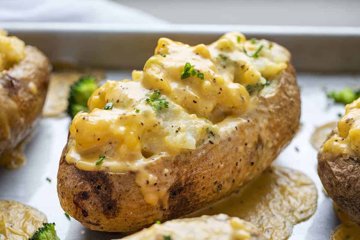  Brokkoli-Käse zweimal gebackene Kartoffel auf einer Blechpfanne gerade aus dem Ofen