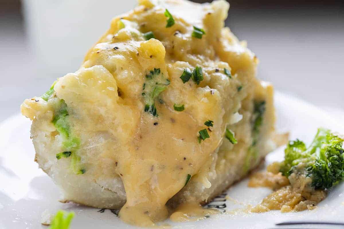 Broccoliost två gånger bakad potatis halverad med ost som häller ut