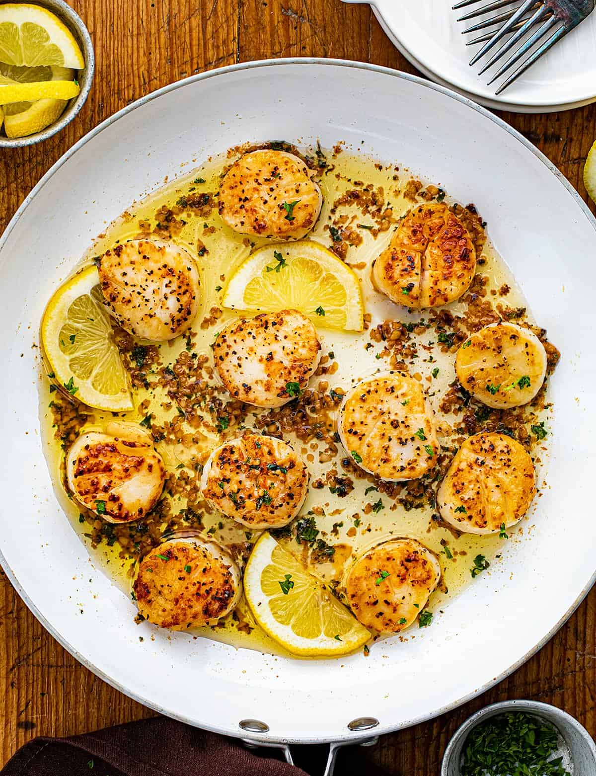 Cooked Scallops with Garlic Butter. 