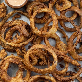 Tray of Onion Rings with Fry Sauce.